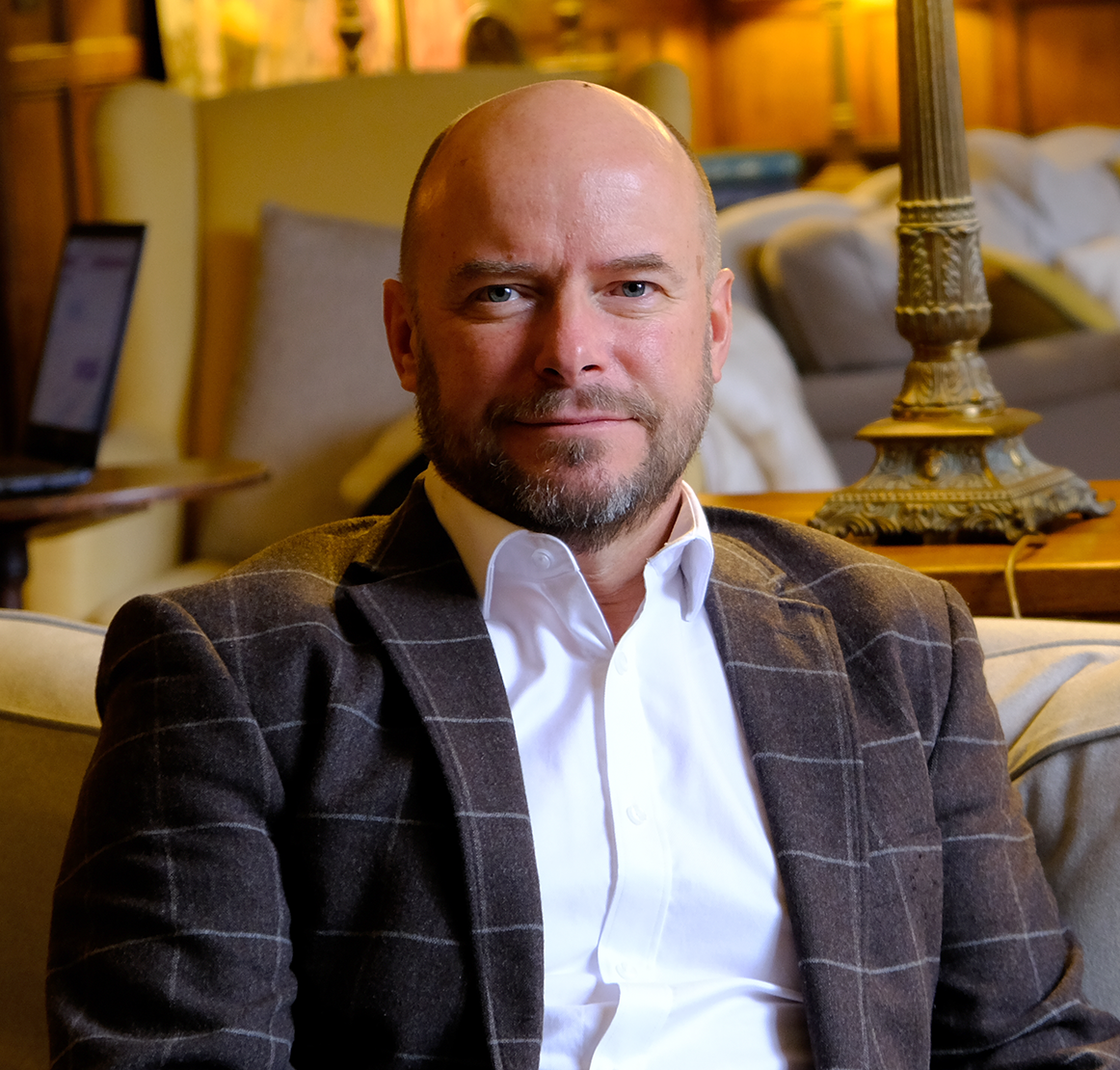 CEO
Dr Robin Daniels